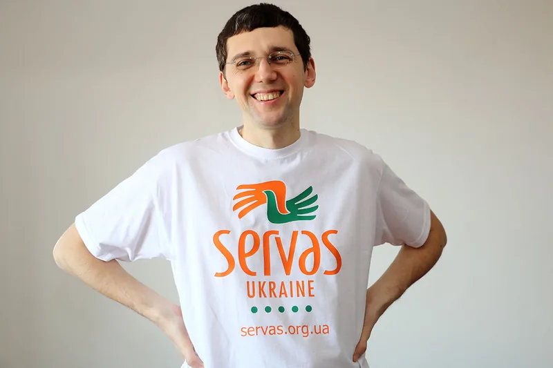 Serhii Kibitkin wearing a Servas Ukraine T-shirt